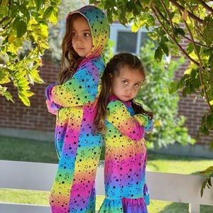 Size medium or also sizes 8/9/10 girls onesie pajamas! Have pockets as well